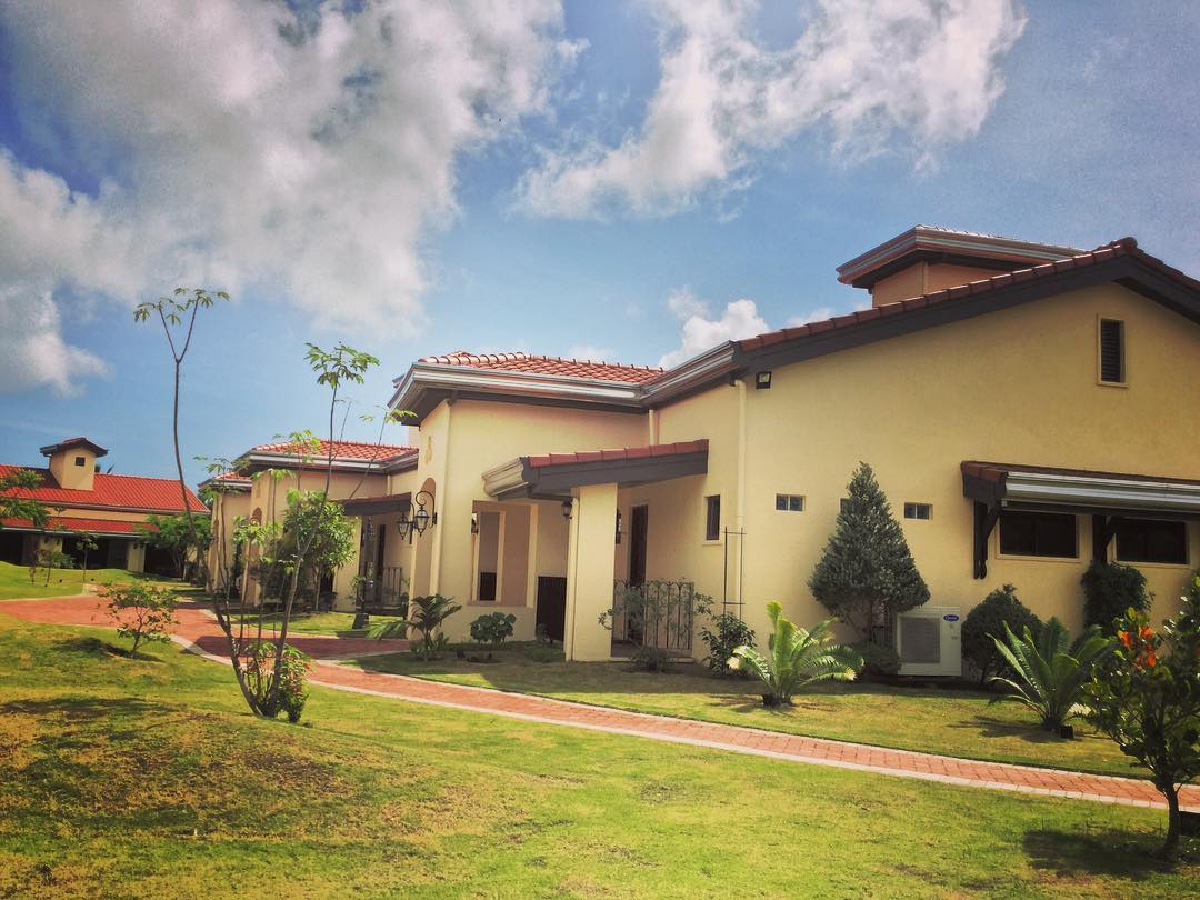 espacioverdeph's tweet photo. It's a picture-perfect sunny day. Come and have a delightful lunch or snacks with us while enjoying the picturesque landscape of the resort. #espacioverde #espacioverderesort #garden #hotel #resort #whenincapiz #sunny #beautiful #landscape https://t.co/RvhfeSmJgI