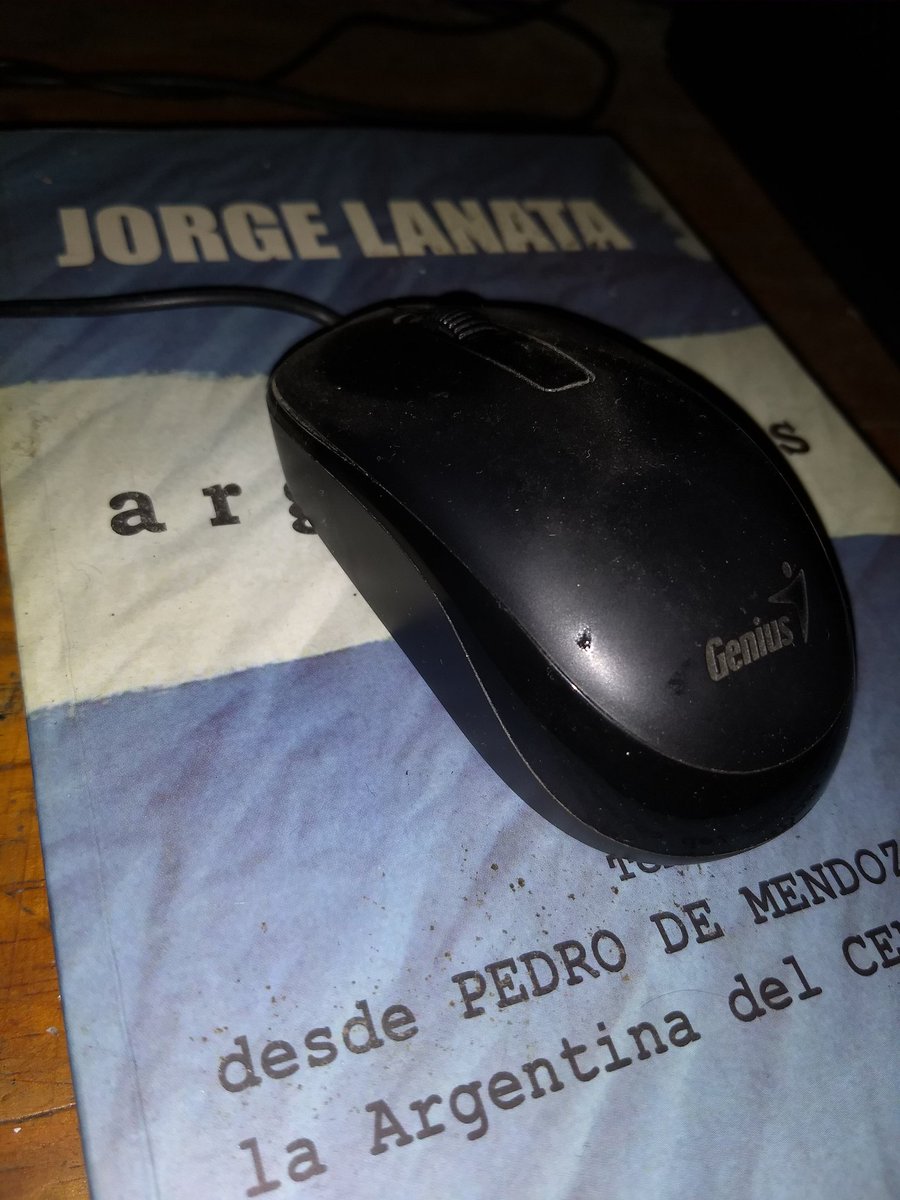 juanjovargasOK's tweet photo. Este es el uso que le terminé dando al libro de Lanata que tenía... #UltimoPPT2017 https://t.co/hLobdfoyJa