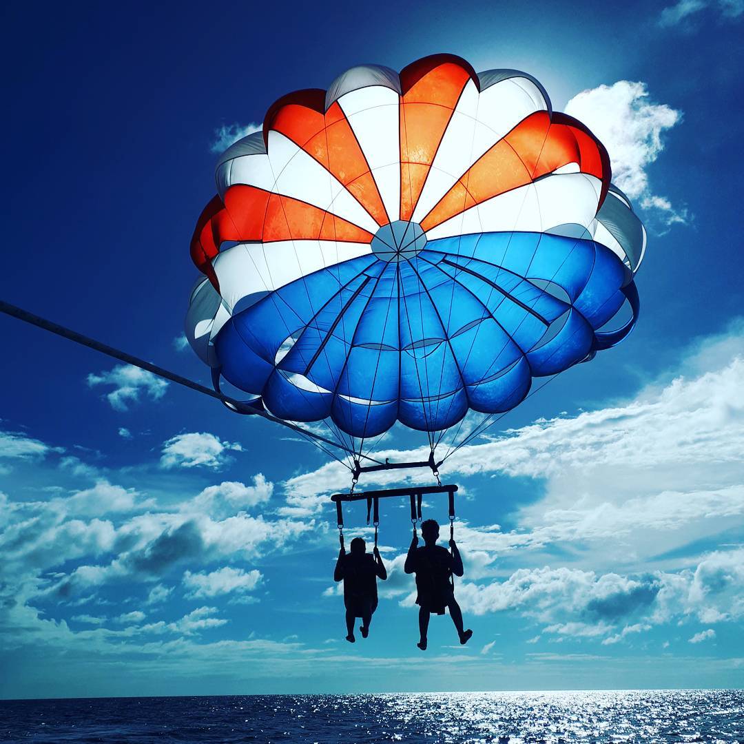 AstoriaCurrent's tweet photo. Parasailing is just one of the many activities you can do at Boracay. 🚤 Thank you for sharing this breathtaking photo with us, @irisgelladuga! https://t.co/MGTgzlUxWO