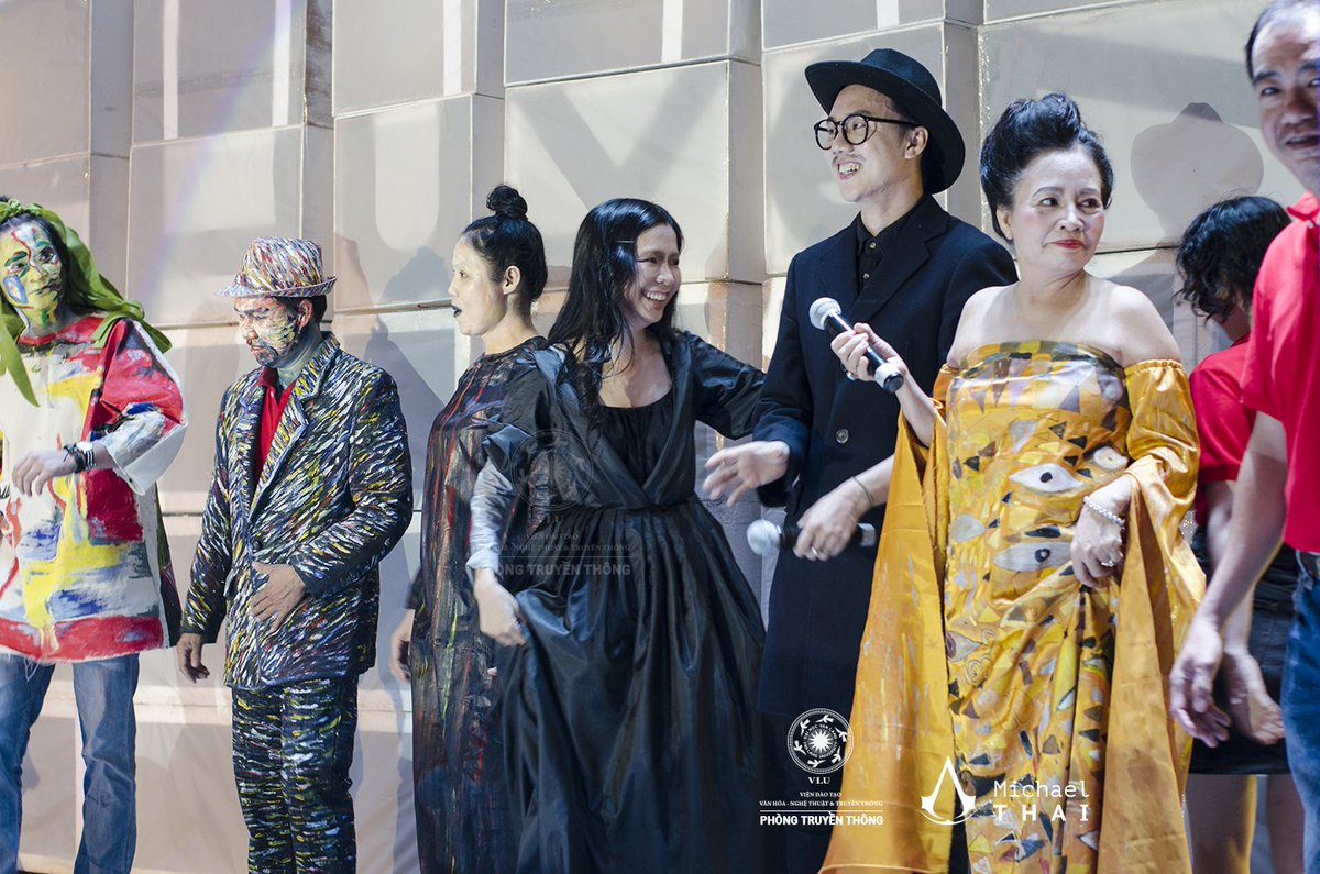 Các thầy cô ở Văn Lang rất nhiệt tình tham gia các tiết mục với sinh viên