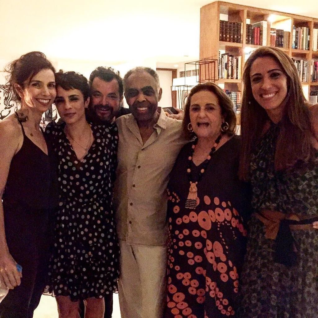 Floragil2222's tweet photo. Eita turma boa do ❤️ ouvindo #zambujo #deliciademusica #portugal #riodejaneiro #amigoamados #paulaemiguel #obrigadas https://t.co/DOwclOTb4h https://t.co/qfxEmJ2U8E
