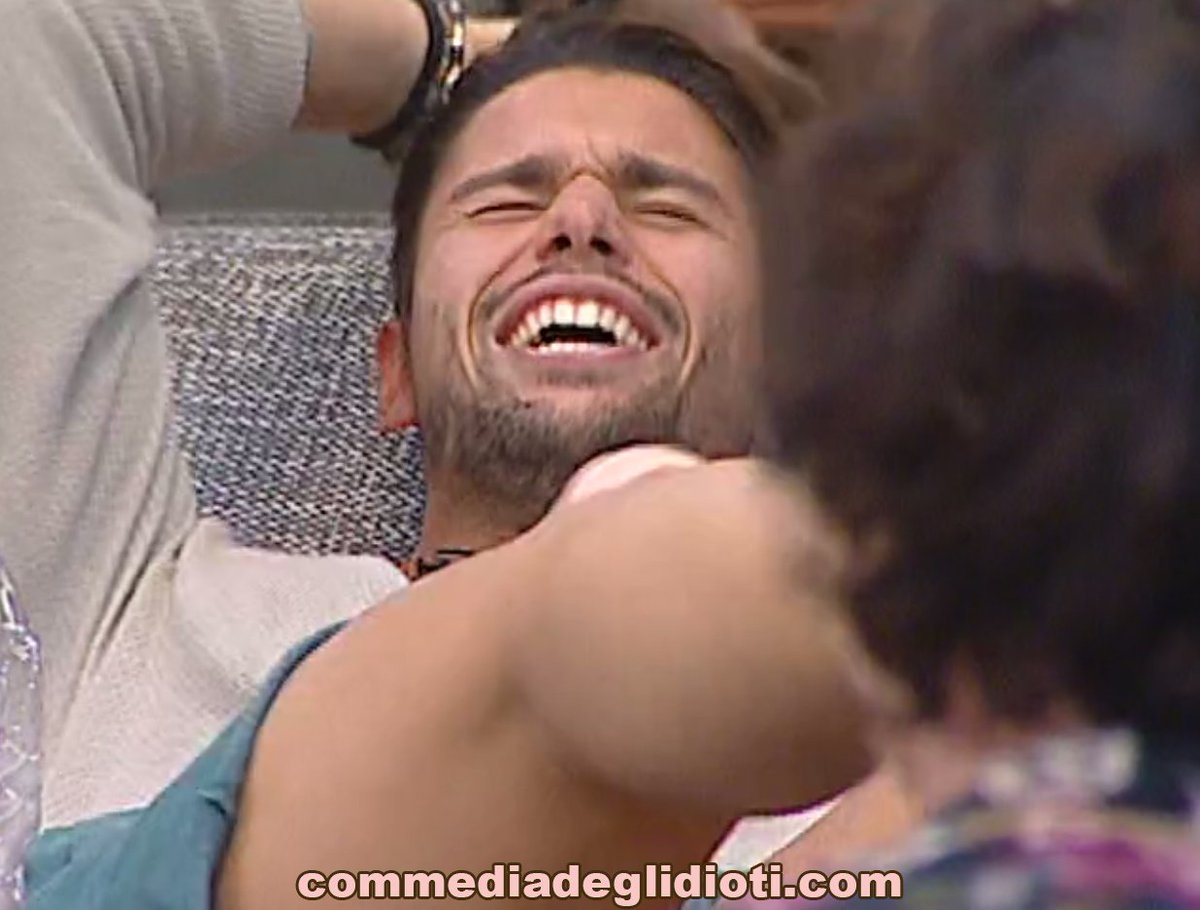 commediaidioti's tweet photo. @realtai_ Se l'è cercato #KarmaWay.

La metti nel culo a un tuo AMICO e.. capita che entra il giornalaio Signorini che ti spiffera tra un sorso e l'altro di come la ex fuori già raddrizza banane che è un piacere. 

#RaddrizzaBananeWay

#gfvip https://t.co/6xBDgHA6If