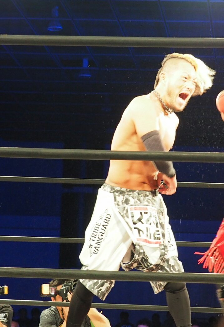 akki_MH_69's tweet photo. 2017.11.26
#DragonGate 仙台大会
#MemorialGate2017 in 仙台
(仙台サンフェスタ)
(18)Kzy選手。
元気元気。マイク持ってもじょう舌☆ https://t.co/AkKmsXx8oZ