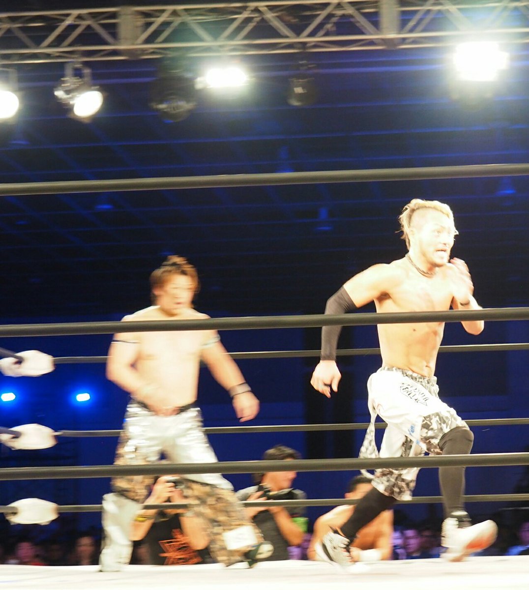 akki_MH_69's tweet photo. 2017.11.26
#DragonGate 仙台大会
#MemorialGate2017 in 仙台
(仙台サンフェスタ)
(18)Kzy選手。
元気元気。マイク持ってもじょう舌☆ https://t.co/AkKmsXx8oZ