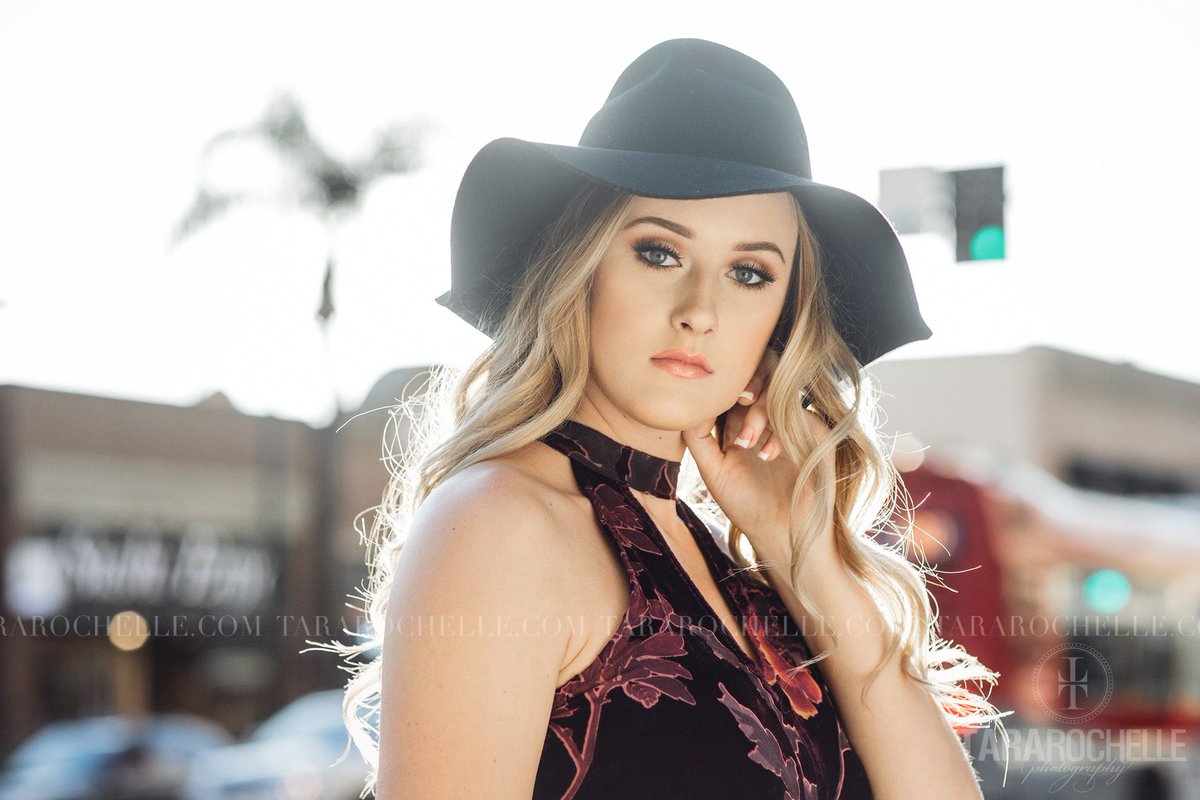 tararochelle's tweet photo. I'm in love with this photo from McKenna's senior session! https://t.co/q11IGFpb7n