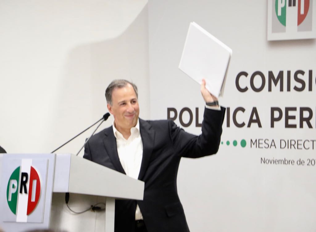 ruizmassieu's tweet photo. Los integrantes de la Mesa Directiva de la Comisión Permanente, recibimos la solicitud de intención de @JoseAMeadeK para contender por la candidatura presidencial, así como la documentación que avala el respaldo de los tres sectores y las cuatro organizaciones políticas del #PRI. https://t.co/JpjIczSmwl