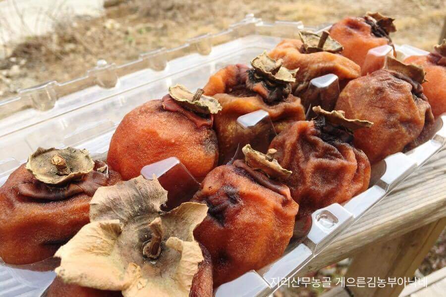 sansu2013a's tweet photo. #반건조곶감 #대봉감 #구례대봉감 #지리산곶감 #지리산대봉감 #반건시  #지리산무농골 #안전한먹거리 #구례 #자연농 https://t.co/qsr0gDpLCA