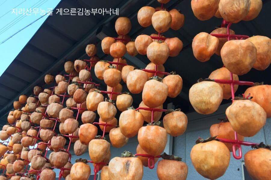 sansu2013a's tweet photo. #반건조곶감 #대봉감 #구례대봉감 #지리산곶감 #지리산대봉감 #반건시  #지리산무농골 #안전한먹거리 #구례 #자연농 https://t.co/qsr0gDpLCA