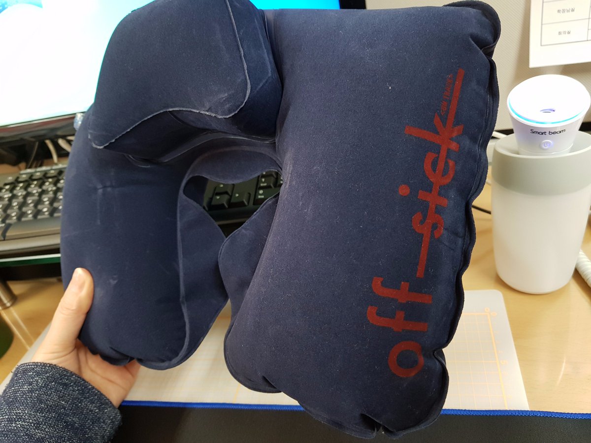 sm66733's tweet photo. 옵식 첫 샤월투어! 핑크핑크한 파우치 안에 옵식 목베개라는 크나큰 선물이 똭!!! 다음 투어에도 서프라이즈 기대합니다 ~ㅋ #태민 #taemin #off_sick #OnTrack #kobe #샤월투어고베 #smtown_travel https://t.co/adD5I9mtjs