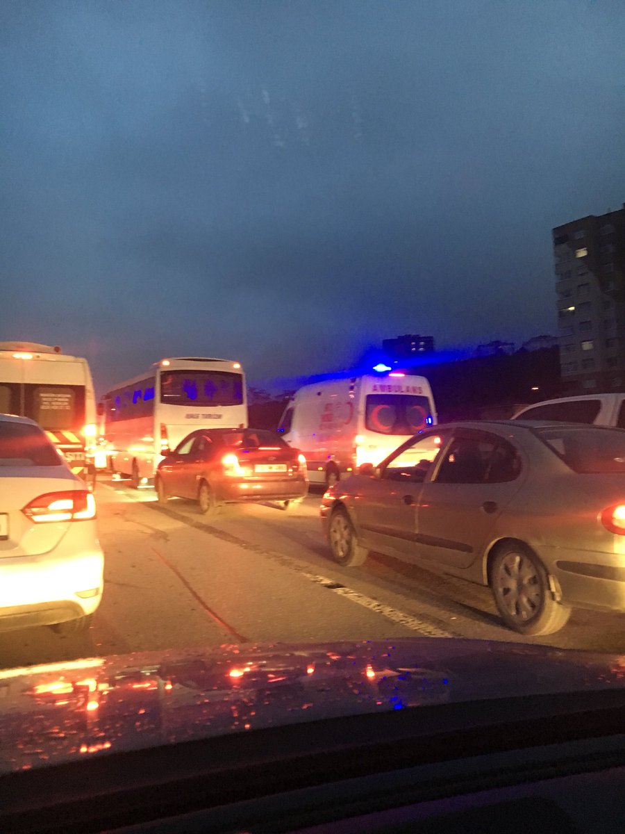 Yine kaza var, emniyet kilit ve ambulans gidemiyor... nasıl insanlarız biz😔