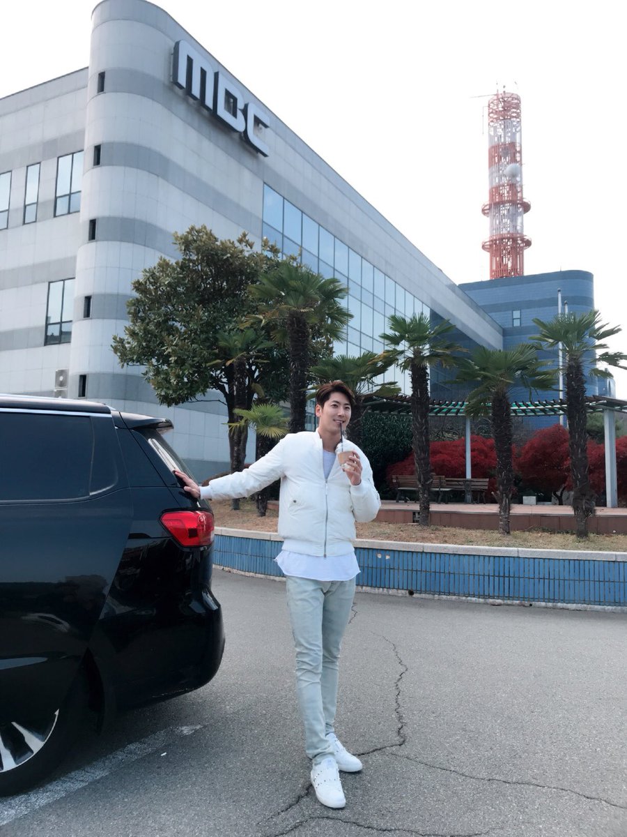 오늘은 목포mbc 라디오~~ 즐거운오후2시 즐겁게 들어주세요 ^^ 곧있으면 라이브 들어갑니당!!! 방송중 추첨통해서 싸인cd보내드린데요~~ 
#목포 #mbc #라디오 #즐거운오후2시 #현상 #한평만