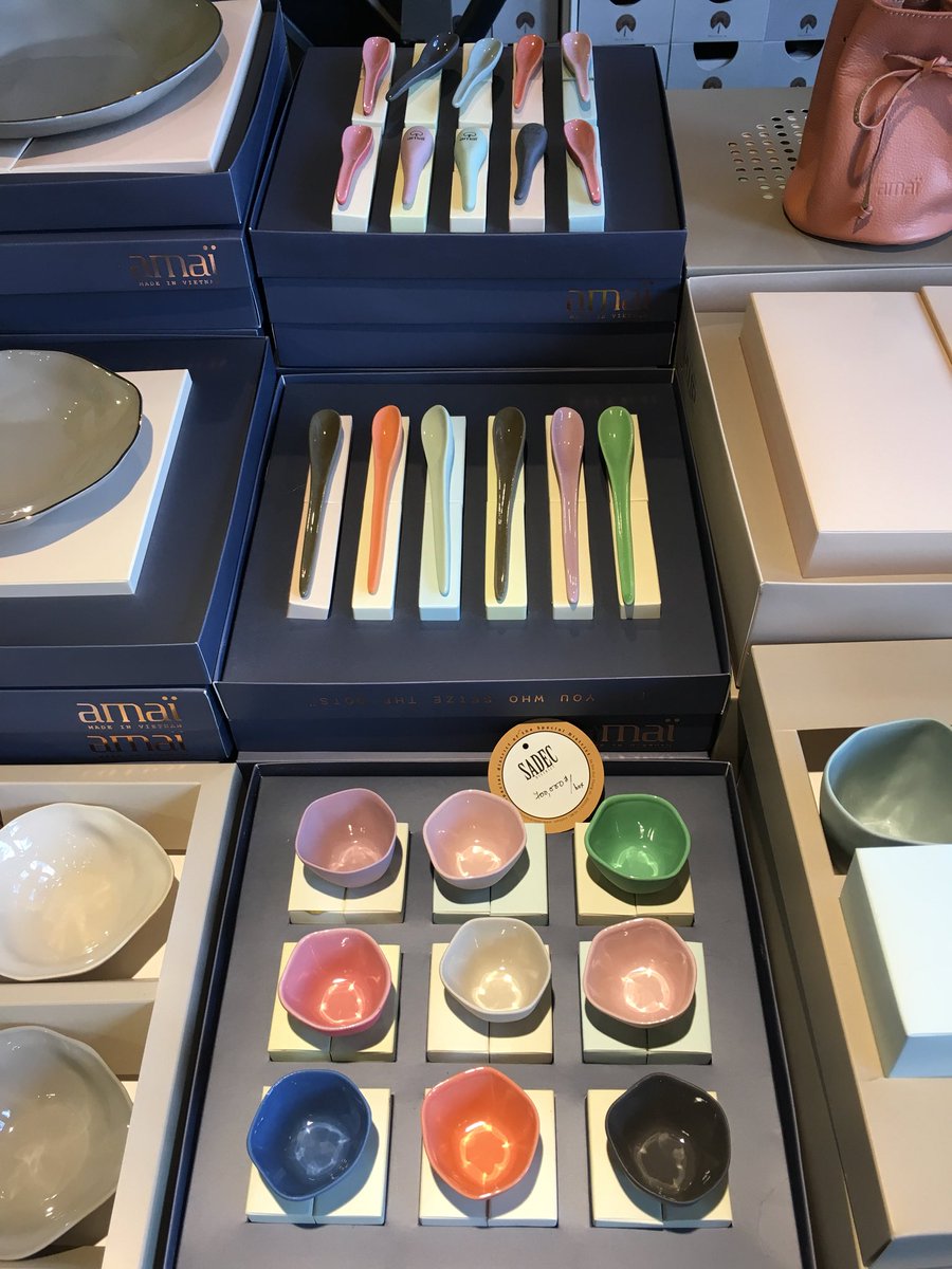 ベトナム航空 日本支社 ベトナム ホーチミン のおしゃれエリア 2区 の サデック ディストリクト は 他の店舗よりも大型です 人気の アマイ の 食器 も種類が豊富で 目移りしてしまいます T Co B0ztbrbijy