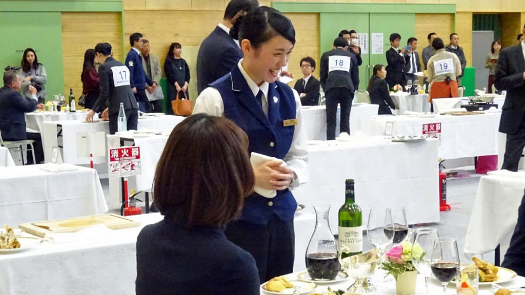 yokohamsheraton's tweet photo. 11/26(日)に開催された『技能五輪2017』の「レストランサービス部門」に「ベイ・ビュー」の三森麻梨奈が出場しました。持前の笑顔と、練習の成果を存分に発揮し、見事銅賞に輝きました！#横浜 #sheraton #横浜ベイシェラトン #技能五輪 https://t.co/Ysj0zKof91