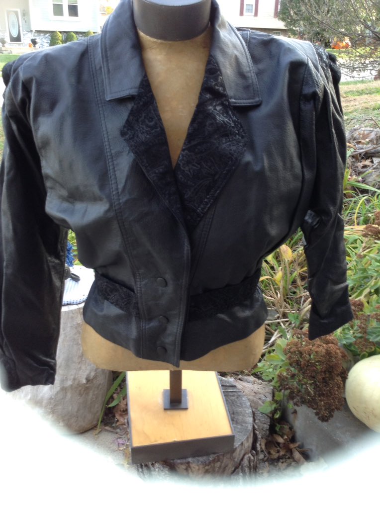 sherryboberry1's tweet photo. Vintage leather n suede coats circa 80s #mamasunbear2 #vintagecoat #etsyshop #etsylent #hipster #80s #etsyfinder #etsyseller @foundinetsy @EtsyRetweeter @EtsyChaChing @eclectic @gallinarara @letitbeginfash https://t.co/mLvWA5XMM9