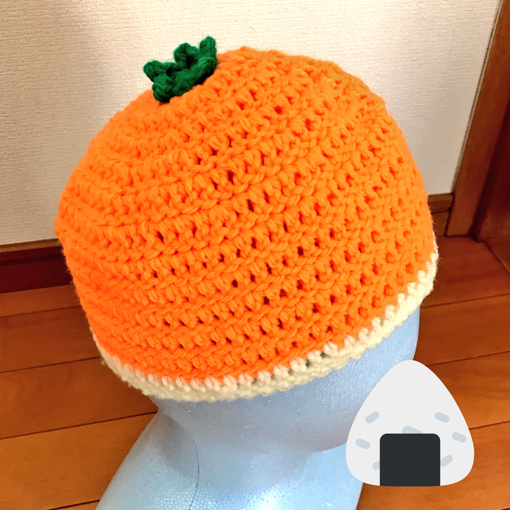 ライスボール みかん帽子完成 ヘタのぶふんは取れたりするのは ライスボールの遊び心です O O こたつでみかんの時期が来たからな O O さっ 編み図描いて動画の準備するかな T Co Kkn3hc45vc Twitter