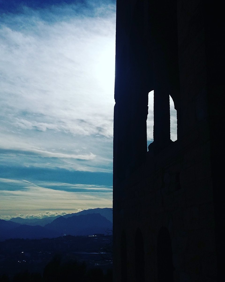 EmerBurg's tweet photo. Santa María del Naranco, Asturias, Spain #oviedo #asturias #OViedoSpain #paraísonatural #prerromanico #prerrománico #arquitectura #architecture #photography #photo #foto #wingstofly # https://t.co/3PGIupj51m