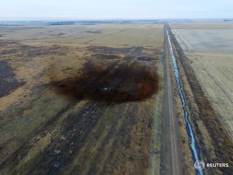 Reuters's tweet image. TransCanada to restart the Keystone crude oil pipeline on Tuesday, nearly two weeks since closing the line after it leaked 5000 barrels of crude. @nia_eleri reports: reut.rs/2hXg2dt $TRP