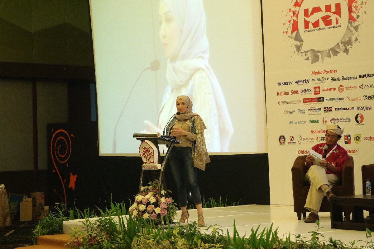 perhumasmudabgr's tweet photo. Shinta Dhanuwardoyo (https://t.co/aNGBzAZCvV): saya akan terus tumbuhkan inisiatif-inisiatif untuk mendukung dan mendorong para start up agar bisa menjadi world class player @shintabubu @Bubu_Dotcom 
#IndonesiaBicaraBaik 
#KNH2017 https://t.co/a2yap4AYA7
