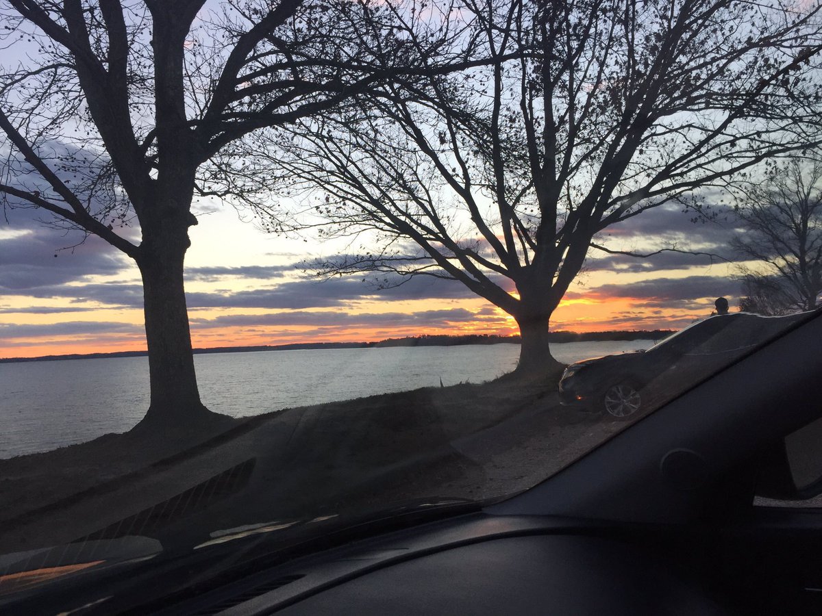 DrakeRenner's tweet photo. All of your focus is beyond your surroundings, locked on to the array of colorful beauty the falling sun creates. Each and every second you watch the painting is altered. Rather a more dynamic character appears. One that is new yet unlike any sort of condensed cloud adventurer. https://t.co/3DIaqixQR8