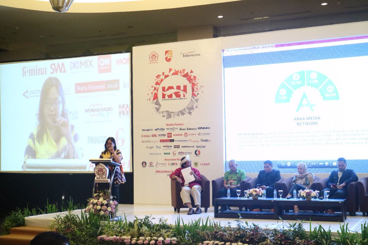 perhumasmudabgr's tweet photo. Myrna Soeryo (Arka Media Network by A+): digital public relations menjadi sangat penting untuk #IndonesiaBicaraBaik. Penting adanya kolaborasi antara media dan humas agar masing-masing stakeholder memegang peranannya @Myrnasoeryo @ArkaMediaNetwork
#IndonesiaBicaraBaik 
#KNH2017 https://t.co/ucnkqdXOlo