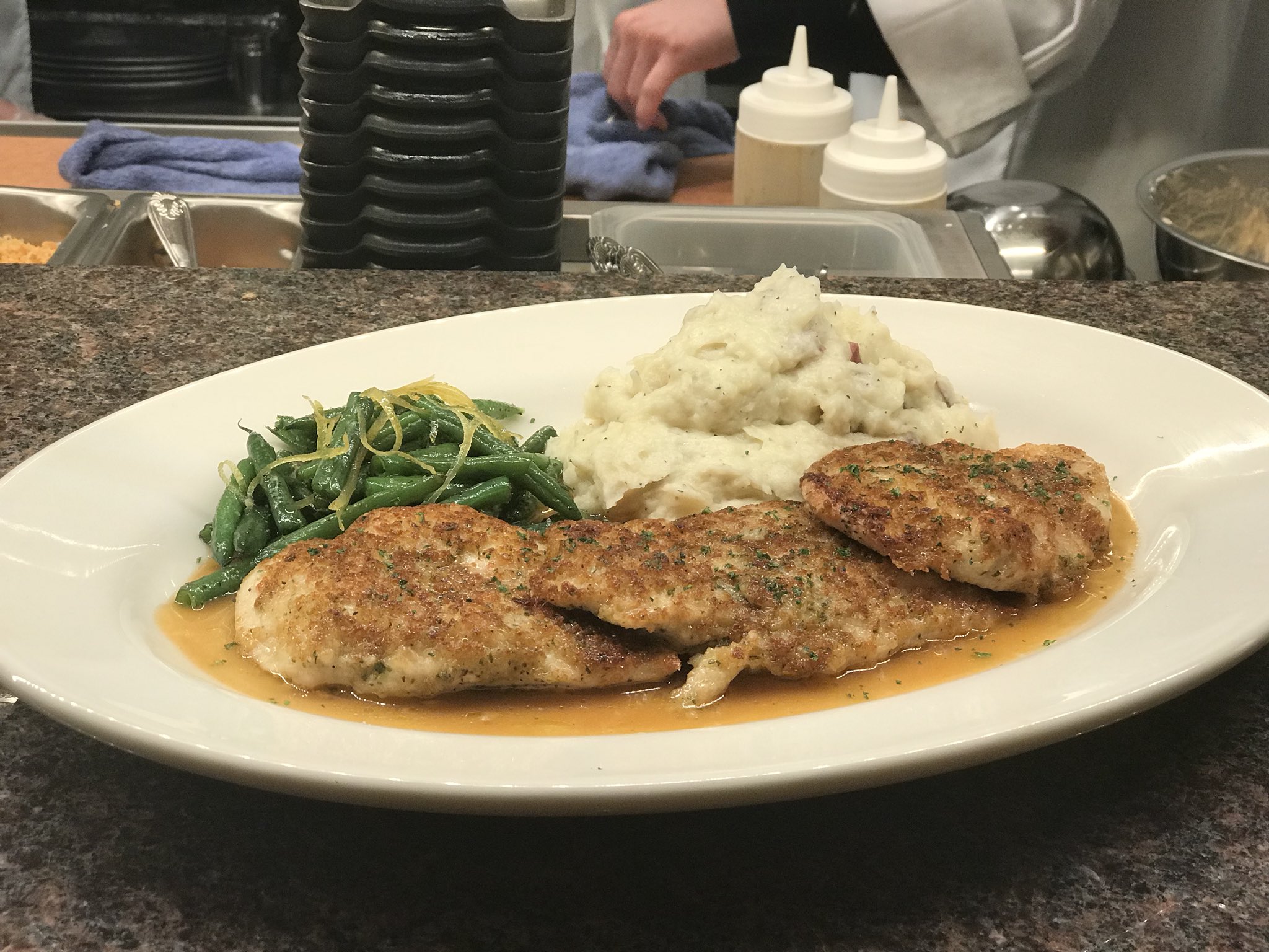 The Cheesecake Factory Clackamas, OR (CCF_Clackamas) / Twitter