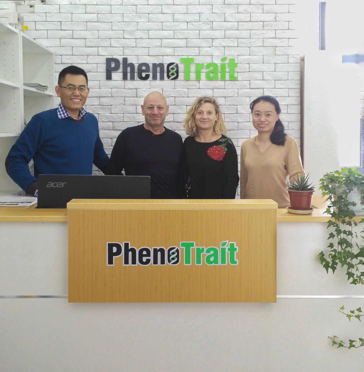 DavidHa51202585's tweet photo. Very happy to see Christophe Salon from INRA and his wife in our Shanghai office today. https://t.co/BeORgwLjwe