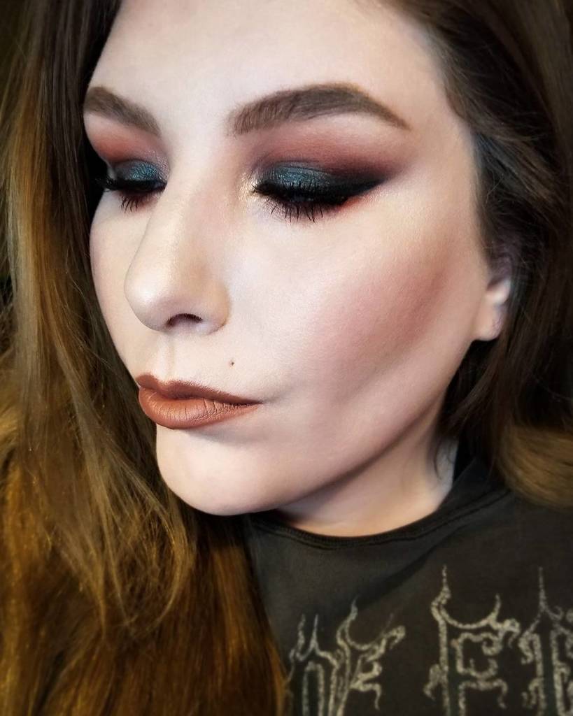 AnnaBankester's tweet photo. Get the Look | ...of Dreams and Drama - Makeup Tutorial feat @katvondbeauty Saints and Sinners Palette and Serpentina Palette. Link in the bio. .
.
.
.
.
#makeupjunkie #makeuplover #makeuptalk #lashes #makeupaddict #makeuplife #makeuplove #lips #makeupo… https://t.co/DnLTIYfhQj https://t.co/S1d7X1Zawc