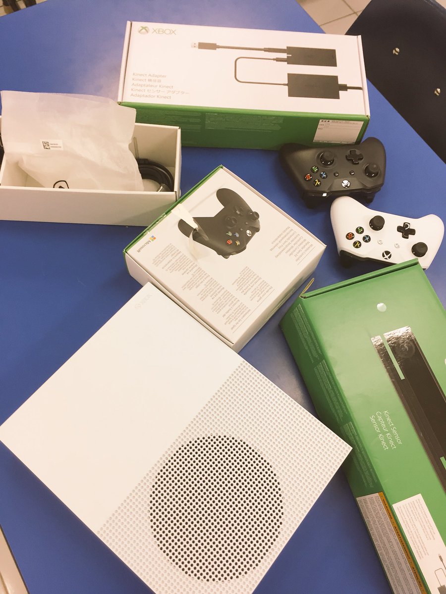 alishamym's tweet image. It's game time in computer science classroom!!! The new toys for my classroom have arrived. #computerGameDesign #csrocks #ilovemyjob #teaching #learning