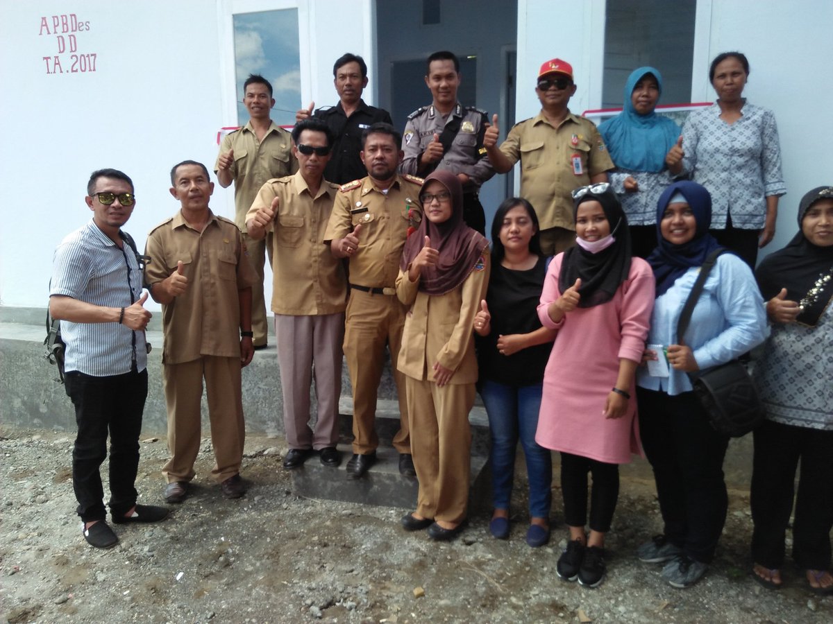 Dedi_Samadi's tweet photo. koordinasi dan komunikasi yg baik kunci Pendampingan yg baik...... bersama Aprat Desa Sindang baru, Camat Kecamatan Toili dlam moment Serah Terima Pekrjaan Bagunan Rumah Bersalin Desa #Bhaktipendamping Profisional #Manfaat Dana desa
@jokowi
@EkoSandjojo
#provsulteng https://t.co/WTlVpZjwNE