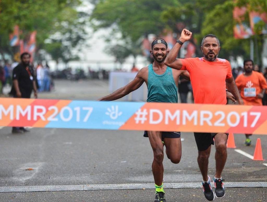 hammettz's tweet photo. A split second could make a huge difference in a 10k road race too. Most importantly, if you are racing, do not pose for the finish picture! Lesson learnt the hard way, with a soul shattering moment🤦🏽♂️
Aggressive finish by Jawa. Well done! 👏🏽😅 #dmrr2017 #running #rungum https://t.co/SGbNjut5o6