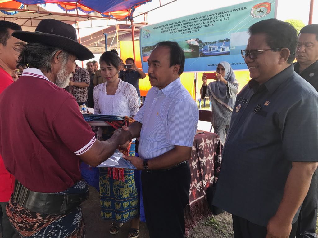 BudidayaKKP's tweet photo. Penyerahan bantuan 30 kapal <5 GT beserta alat tangkap, 9 unit coolbox dan 50 unit kapal pengangkut rumput laut di SKPT Sumba Timur dari Kementerian Kelautan dan Perikanan untuk 9 koperasi oleh Dirjen PB bersama Bupati Sumba Timur NTT (28/11) https://t.co/UiEHTQcpVy