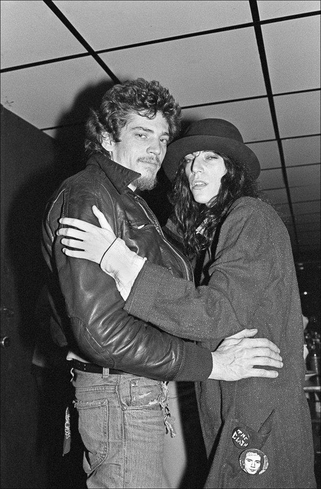 dark_shark's tweet photo. Patti Smith and Robert Mapplethorpe, Max's Kansas City, New York, 1978 by Allan Tannenbaum https://t.co/OzuxXF14g2