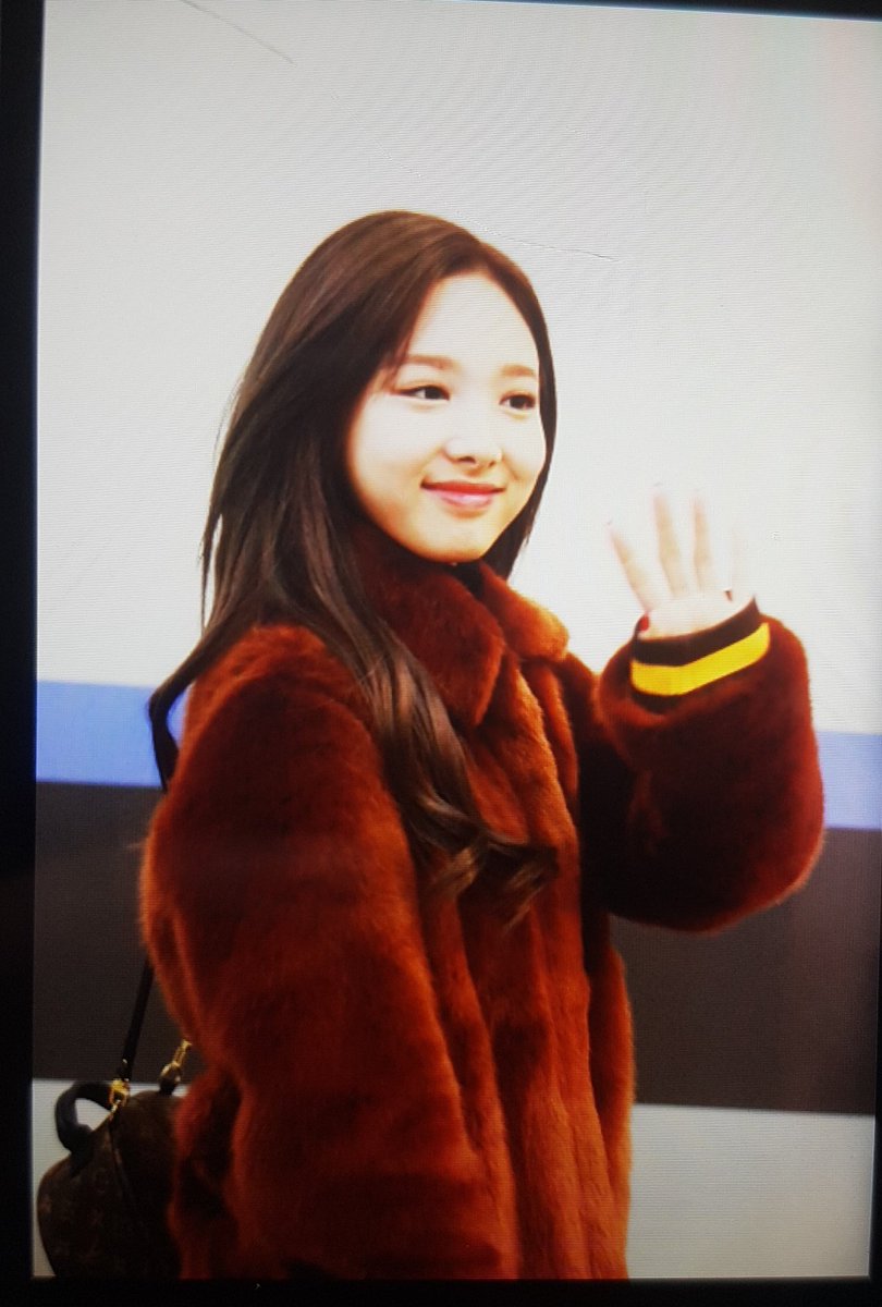 whiteclover0922's tweet photo. 171128 김포공항 프리뷰
#나연 #TWICE #NAYEON #트와이스 https://t.co/oRBc9ePDxd
