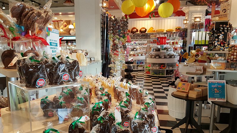 valerie2350's tweet photo. Farrells Ice Cream Parlour Buena Park Ad: https://t.co/kAc1VhYdmM  @FarrellsUSA @VisitBuenaPark https://t.co/SK8aMTPTos