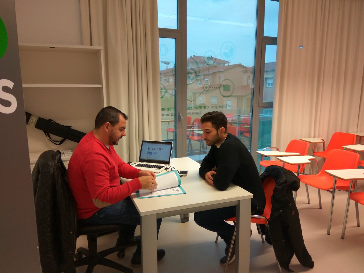 CW_Merida's tweet photo. Acaba de finalizar la tutoría de @fernangonca con Carlos, uno de sus tutorizados. #construyendosueños #CoworkingMerida #SomosEoi @CW_Merida @eoi @vvvaliente @ayto_merida https://t.co/Pmt1p2jkTp
