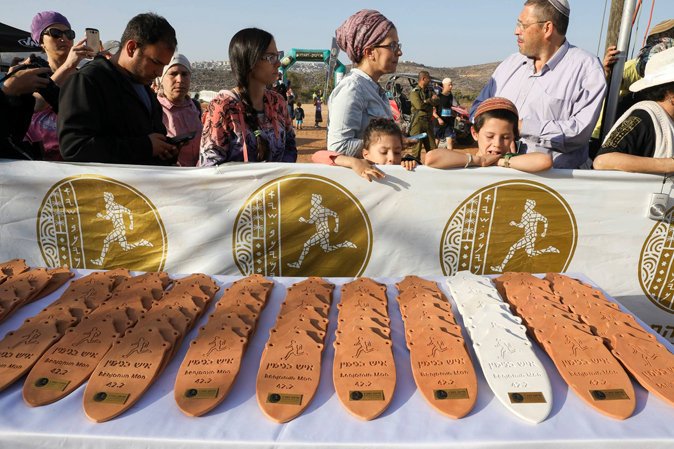 mgsRun's tweet image. El "Maratón de la Biblia": La especial competición que rememora una de las primeras maratones (42K reales) en la historia de la Humanidad, mencionada en la Biblia al comienzo del libro de Samuel | is.gd/sIyh88