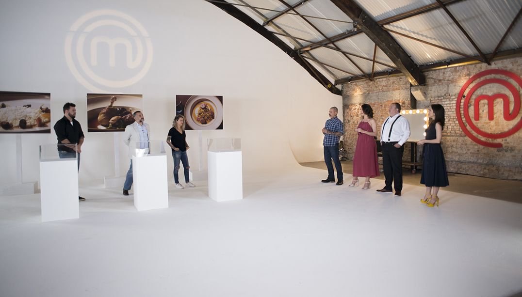 Hoje: <a href="/MCProFrancisco/">Francisco Pinheiro</a>, <a href="/MCProIrina/">Irina Cordeiro</a> e <a href="/MCProPablo/">Pablo Oazen</a> disputam a semifinal do #MasterChefProfissionais bit.ly/2BjdRsm