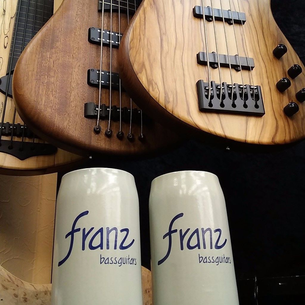 bass_gp's tweet photo. Franz Bassguitars入荷中!ビールの国、ドイツらしいロゴ入りビアマグも店内展示中!本場はデカい!!
#bass #franzbassguitars  #bassplanet #beermag https://t.co/DNiCXxWxAr https://t.co/77FemWBnVI