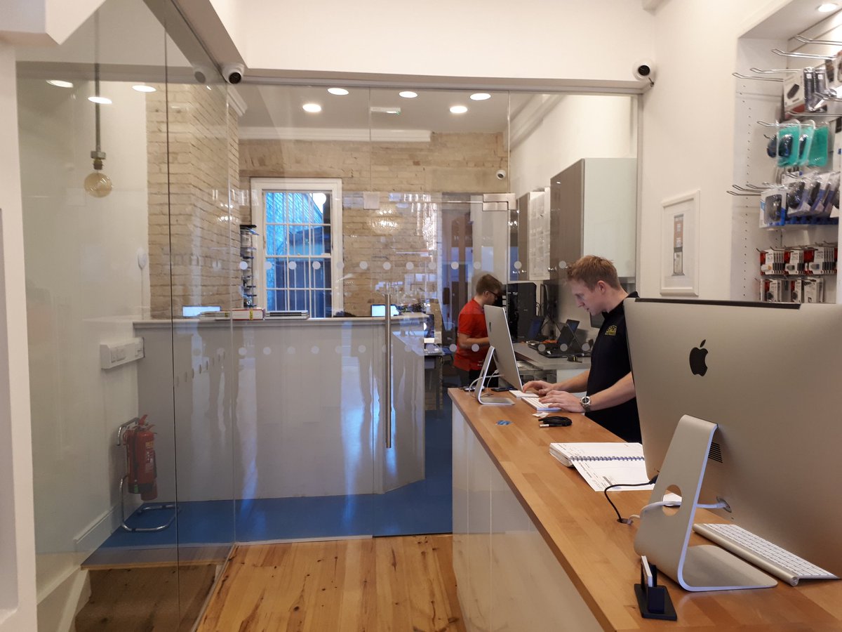 FinTechIreland's tweet photo. Hey #fintech, check out one of favourites. #laptoplab #backfromthefuture new digs on George's Street, Dublin. Home of @tv3gadgetguy. When do the cigars arrive? @Oakeslaw https://t.co/Yq2xjse1xW