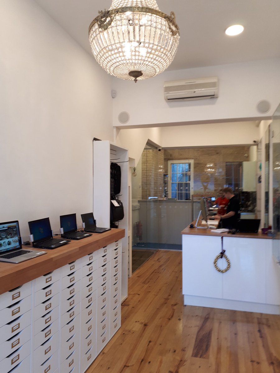 FinTechIreland's tweet photo. Hey #fintech, check out one of favourites. #laptoplab #backfromthefuture new digs on George's Street, Dublin. Home of @tv3gadgetguy. When do the cigars arrive? @Oakeslaw https://t.co/Yq2xjse1xW