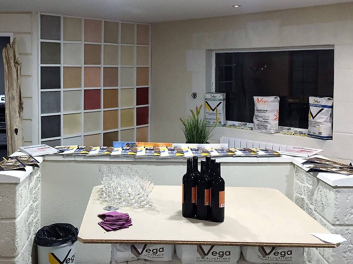 GroupeVEGA's tweet photo. #Ouverture de notre nouveau showroom près de #Blois ! 
200 m2 d'espace pour vous accueillir et vous conseiller, non loin de notre usine de fabrication :)
#fabricant #français #developpement #Inauguration https://t.co/cftBKhrq8S