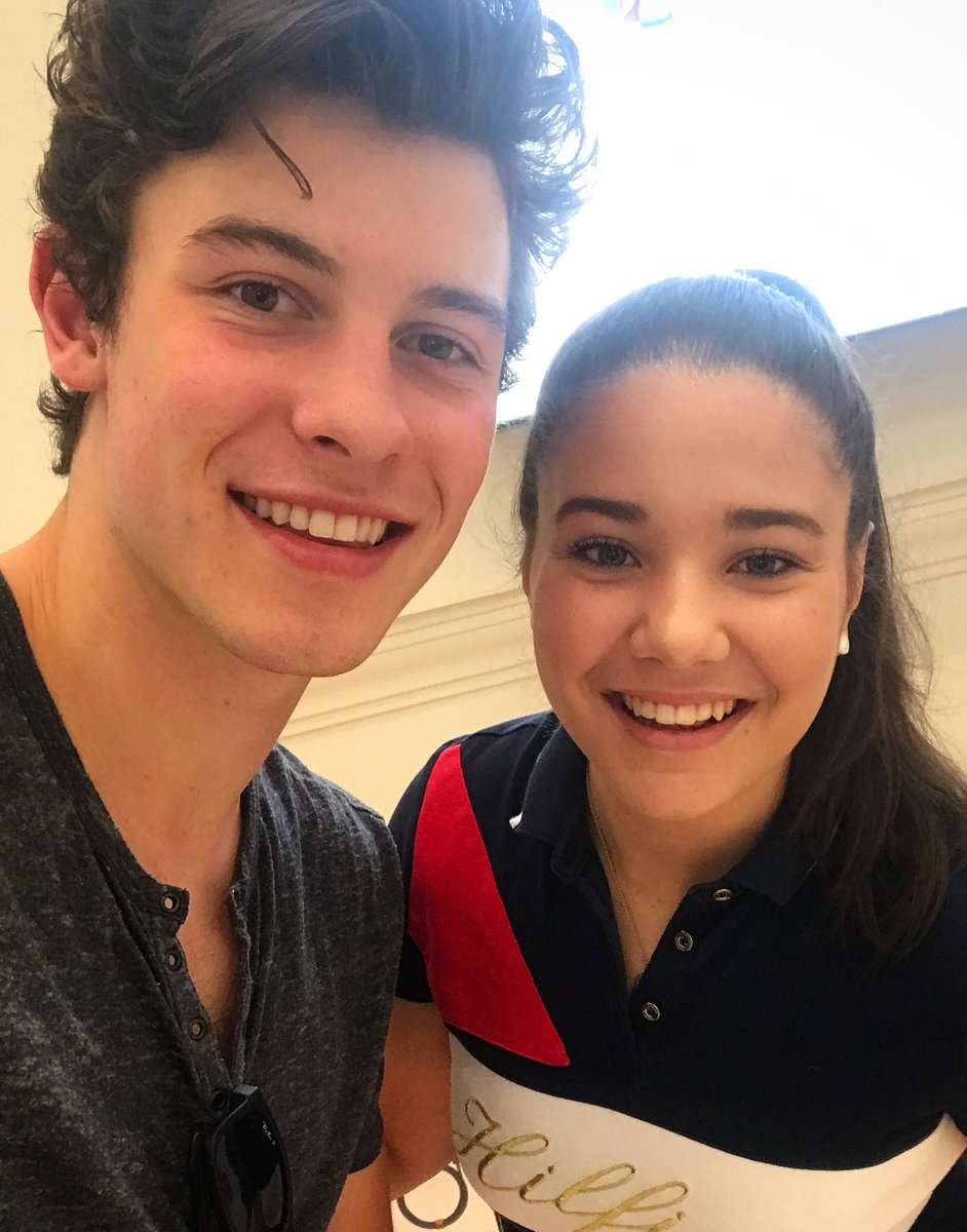Ciara_Gordon1's tweet photo. Christmas Shopping with Shawn Mendes 😜❤️🎤☺️🇨🇦🌟❤️ #shawnmendes #favourite #christmaspresent #totalfangirl #illuminatetour2017 #imovingtocanada #stitches #mercy #treatyoubetter @shawnmendes https://t.co/FVlt3ECH0N