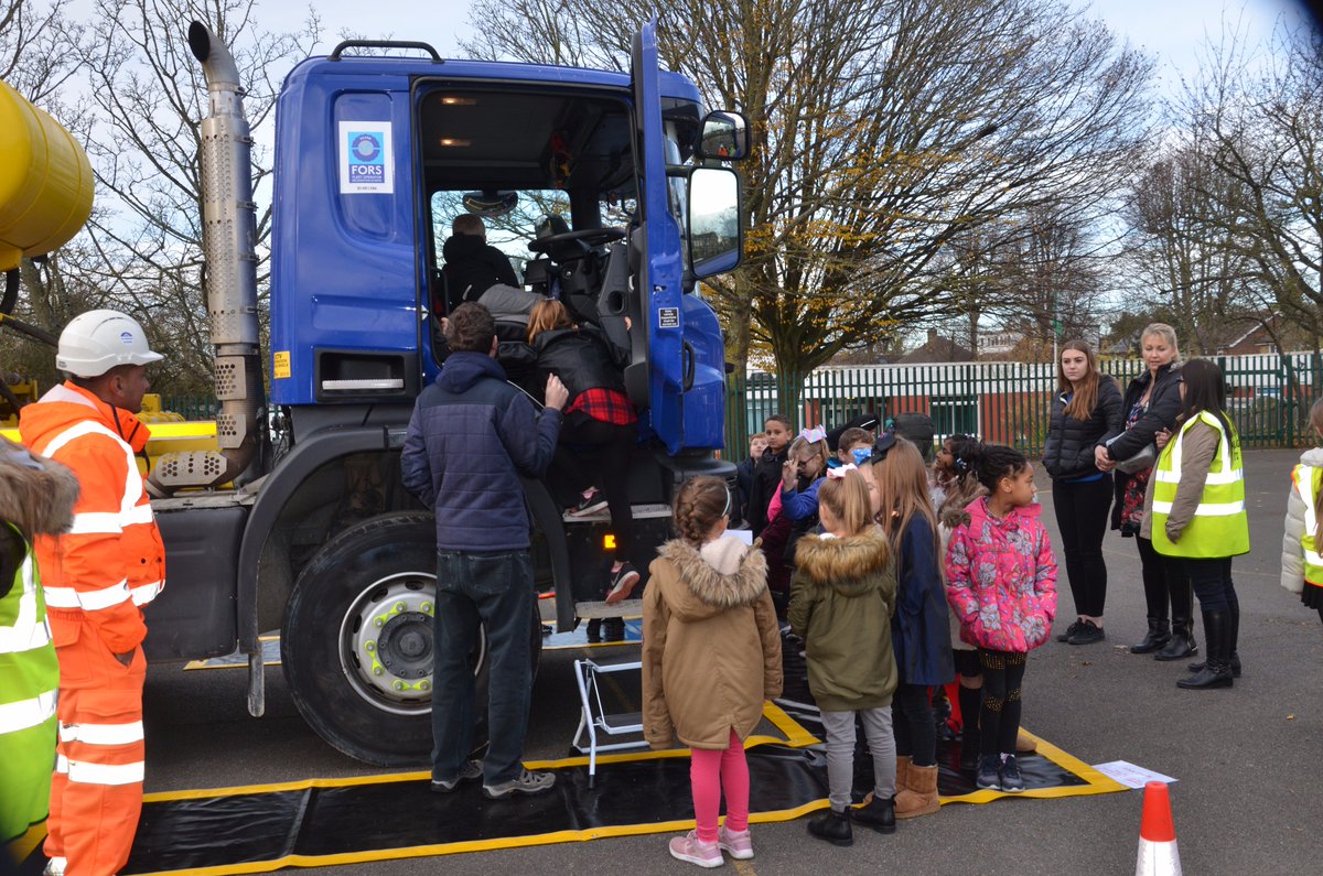 MyGeorgeApp's tweet photo. RT @FORS_online: #FORS's proud that #FORSMember #DevlinHaulage delivered a #valuable #RoadSafety lesson to 500 #children at #HarefieldInfantSchool& #HarefieldJuniorSchool in #Harefield,#Middlesex during #RoadSafetyWeek.Lets continue to support&make our #… https://t.co/YWTQOJXgRp