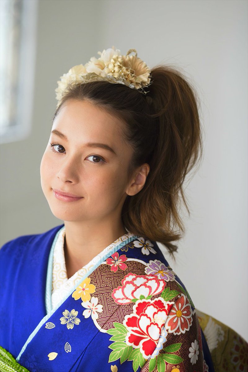 ট ইট র 京都きもの友禅 公式 振袖 高めポニーテールは意外とやってる人少ないのでは 毛先が揺れて華やかだけど首元はすっきり 大き目の 髪飾りでも派手になりすぎません ぜひお試しあれ 京都きもの友禅 Niki ヘア