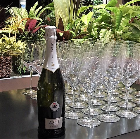 ConsorzioAsti's tweet photo. L’#ASTIDocgSecco dona al palato una sensazione di freschezza che ne consente il consumo a tutto pasto. Al naso si possono apprezzare delicati aromi floreali (acacia, lavanda, salvia) e fruttati (mela, pera, banana). #ASTIDocg https://t.co/0cLKXuC8Qw
