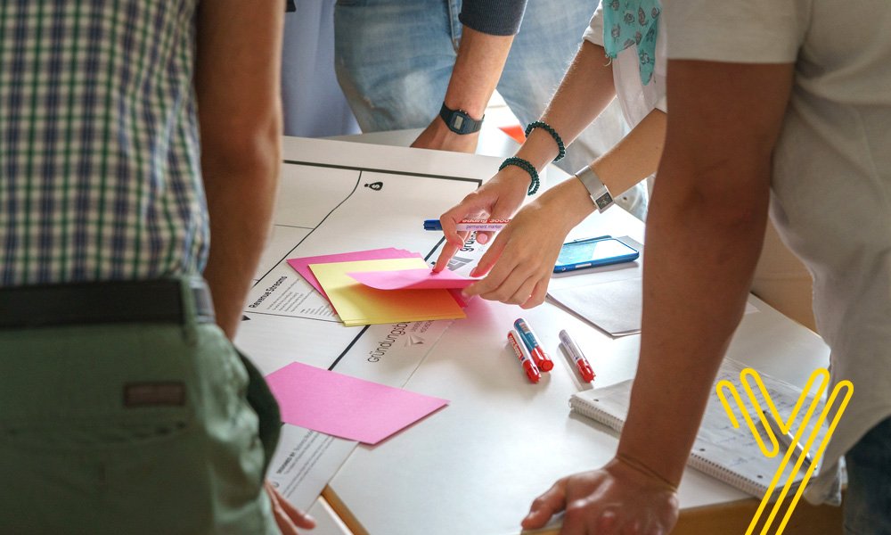 YellowSfT's tweet image. Is total transparency at work always positive? When to be cautious with it? How do you handle transparency? This article gives you some insights. #leadership #transparencyatwork  yellow-training.com/articles/is-to…