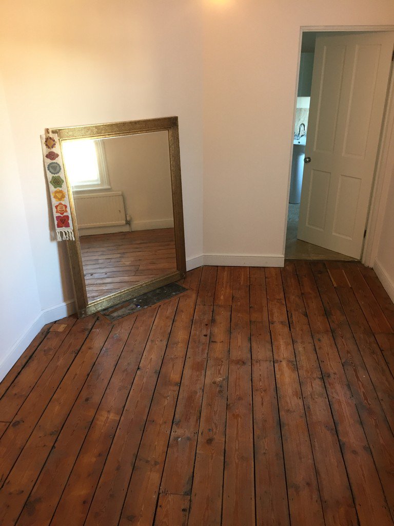 IMYourGroup's tweet photo. This beautiful end terrace property with lovely period features could be yours to rent starting December! 
This hall-entrance home boasts three double bedrooms (one of which  being an en suite!), recently renovated bathrooms, two large reception  rooms, and off road parking! https://t.co/aQ9mAaNKnc
