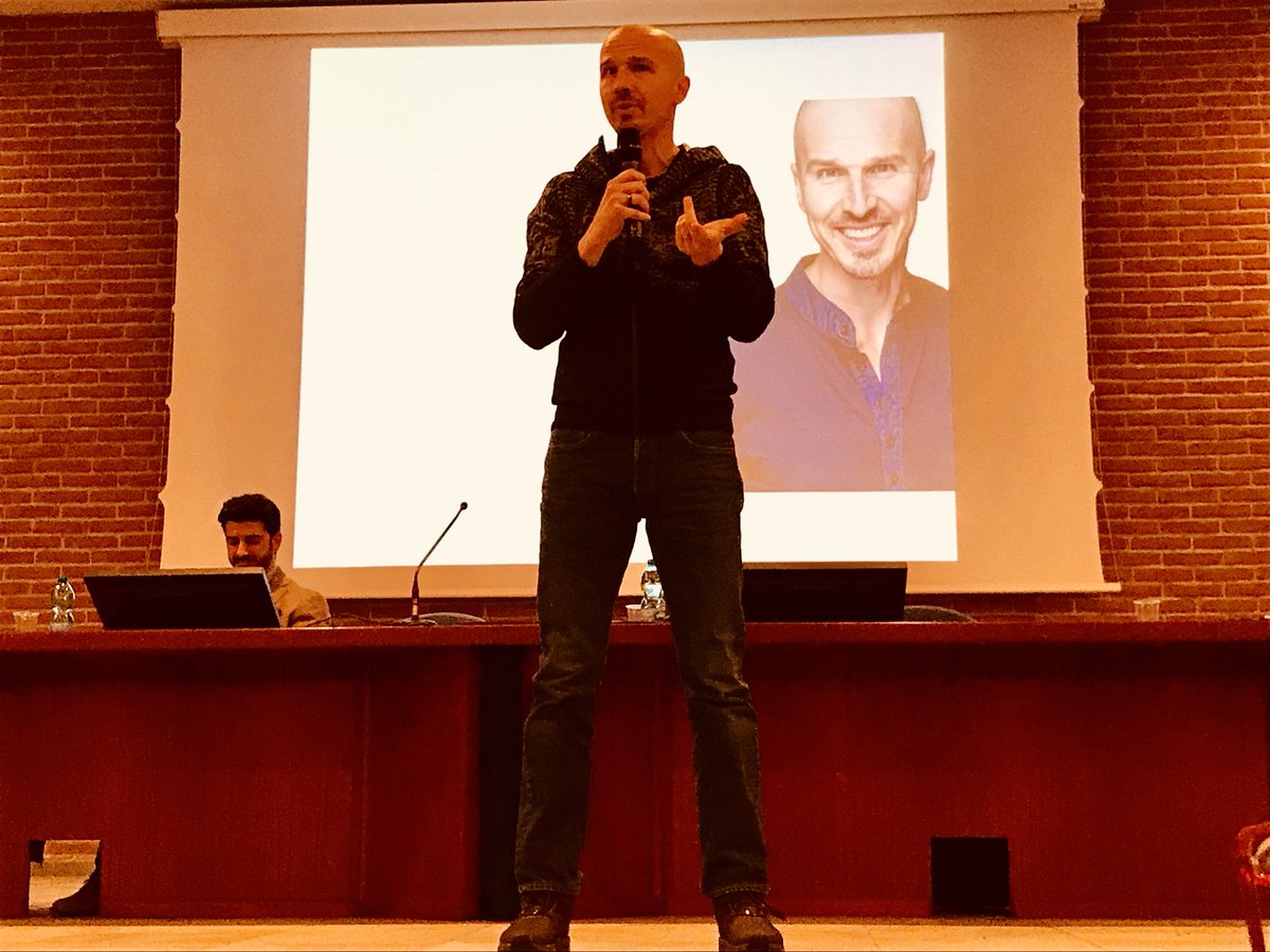 leonardofavuzzi's tweet photo. Eccolo qui @montemagno, il re dei comunicatori! Cosa comunicherà oggi in @iulm @inunilife #iulm #inuniulm https://t.co/06C6CGaCfr