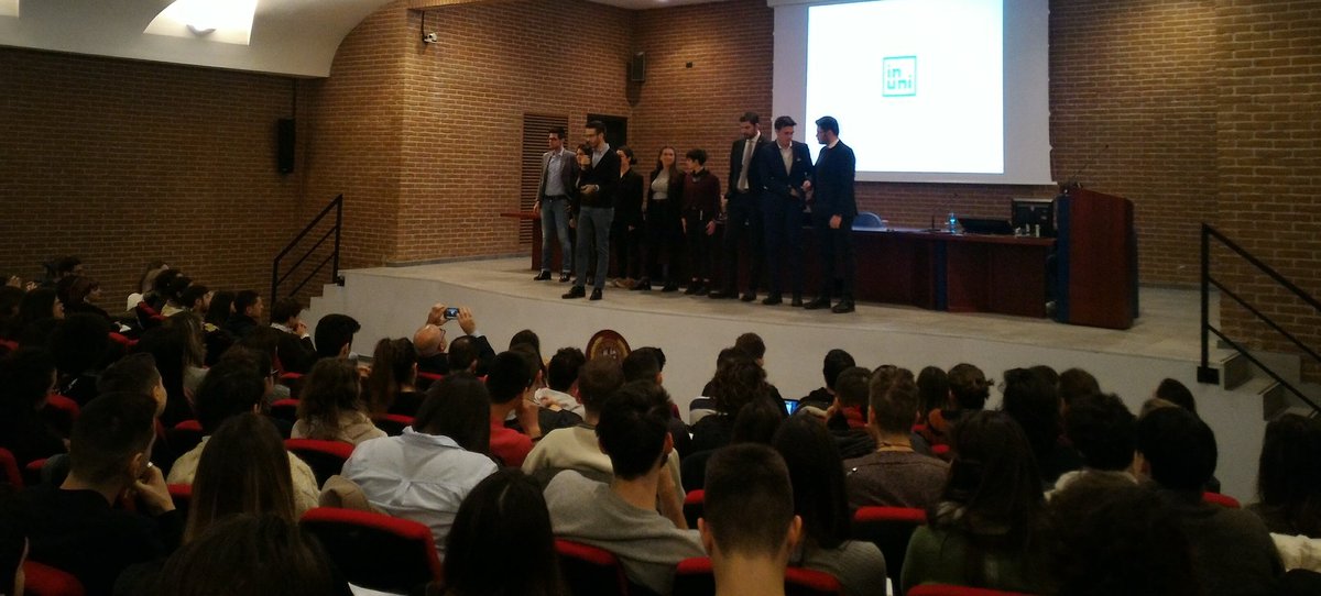 uniiulm's tweet photo. Aula Magna piena per l'evento di @inunilife con @montemagno.
Si parla di futuro, lavoro e innovazione. 
#IULM https://t.co/aiew5uerJP