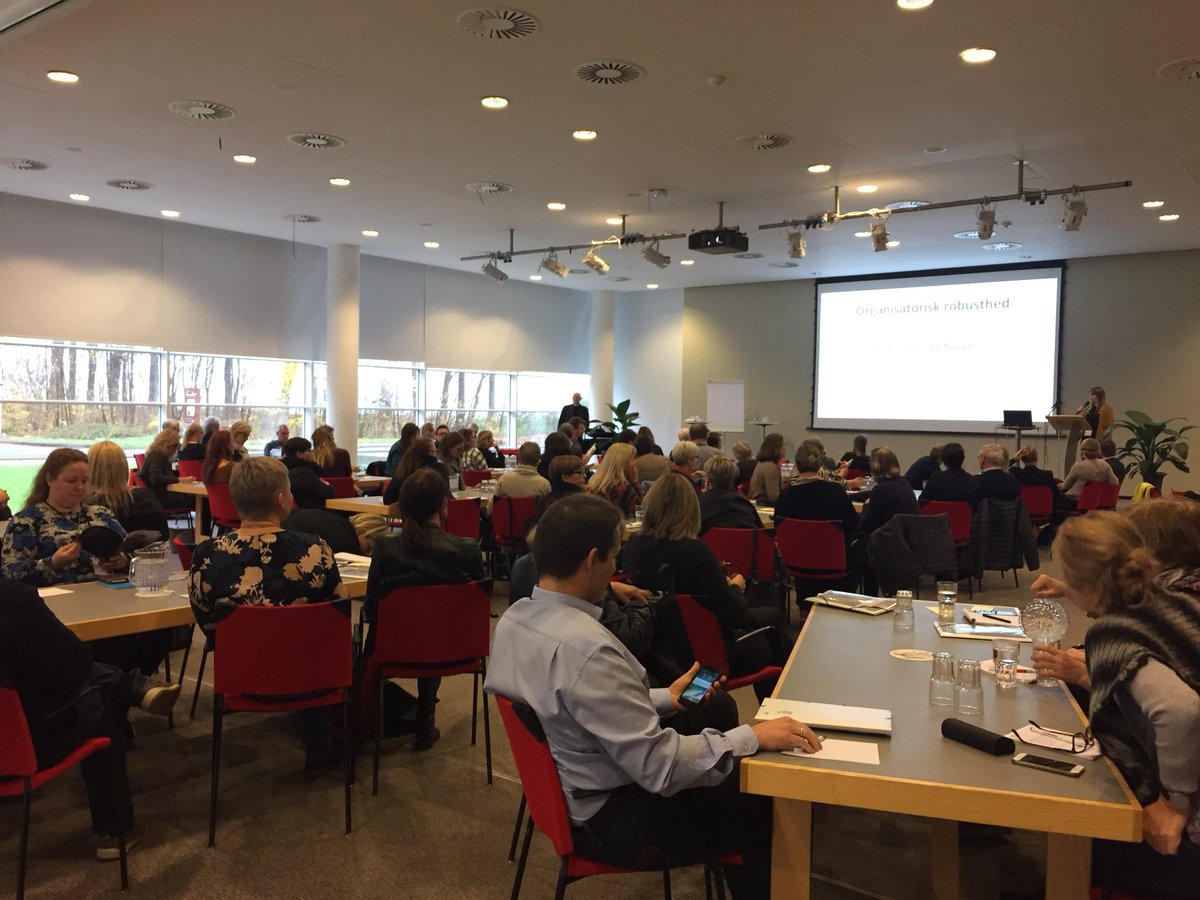 SimoneNanna's tweet photo. Så er forummet Organisatorisk Robusthed på #AM2017 skudt igang. Over 100 mennesker bliver klogere på fænomenet #arbejdsmiljø https://t.co/qyUAewWnXa